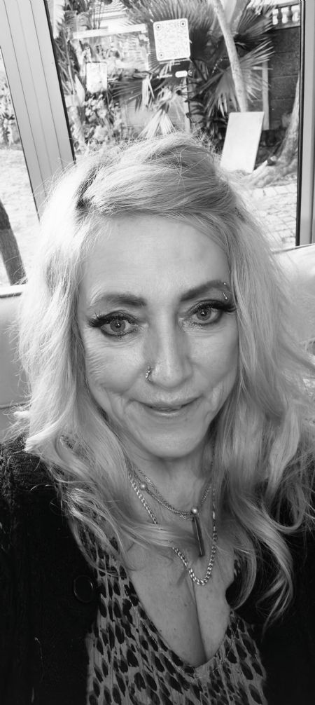 Stephanie - ID: 398885 - 734600